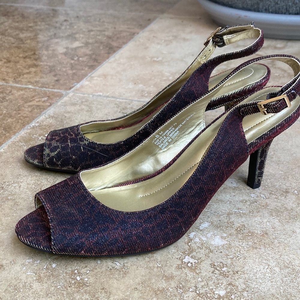 Andrew Geller UTA size 8 burgundy/gold shimmering cracking color,open toe heel.